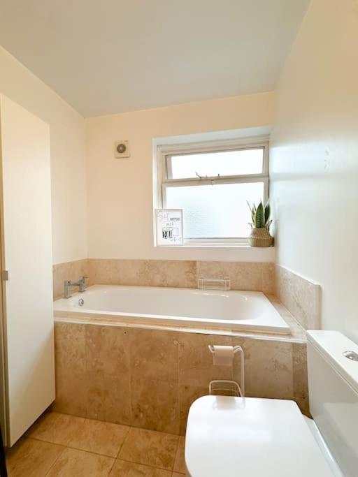 Bright & Spacious Split Level Flat In Kennington London Exterior photo